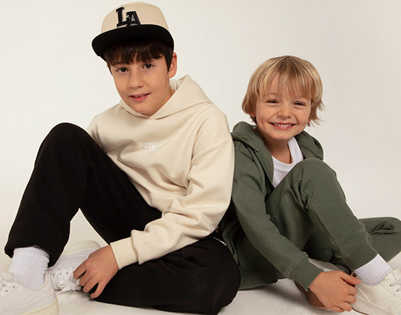 Junge mit gelb kariertem Hemd lacht in die Kamera Vorteile Affiliate Partner 