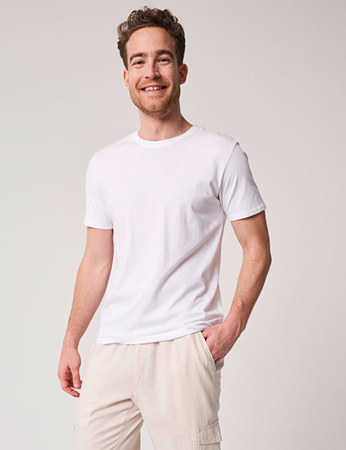 Model in Skinny Fit Jeanashose  eng anliegende Hose