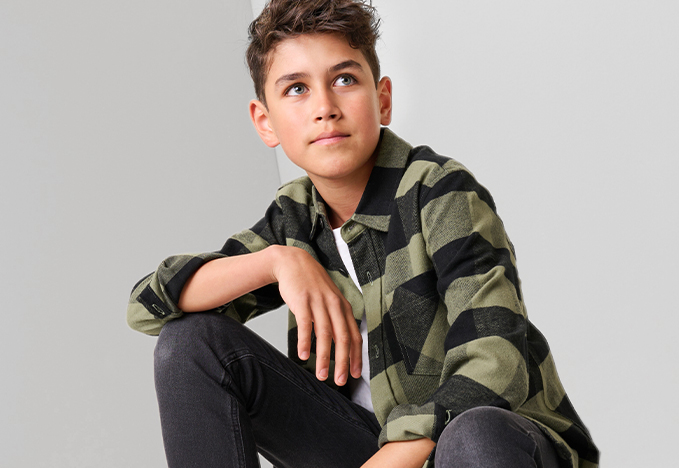 Junge mit Jacke und Jeans