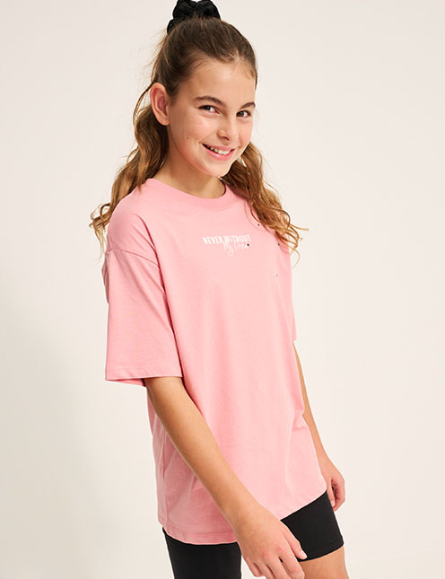 Model in Skinny Fit Jeanashose  eng anliegende Hose